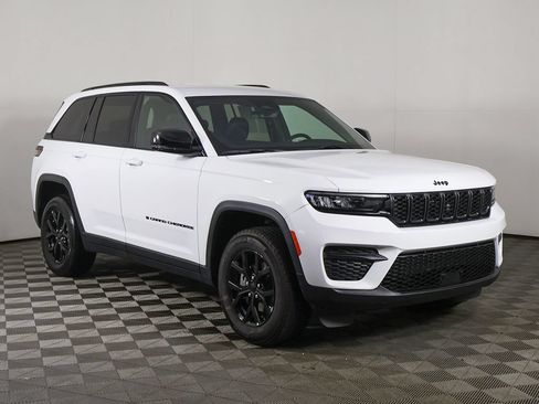 Used 2025 Jeep Grand Cherokee Altitude AWD/4WD image 2