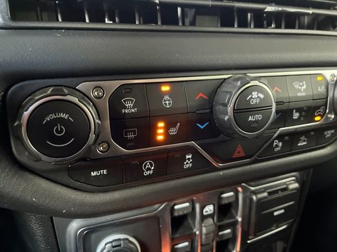 Used 2025 Jeep Wrangler Unlimited Rubicon AWD/4WD image 37