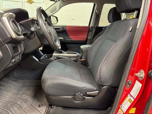 Used 2018 Toyota Tacoma SR5 w/ Four Season Floor Mat Package AWD/4WD image 11