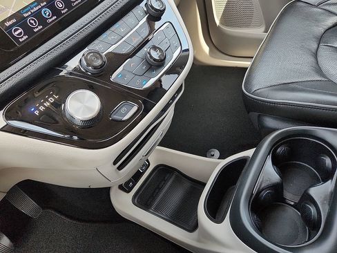 Used 2019 Chrysler Pacifica Limited w/ Advanced Safetytec Group FWD image 12
