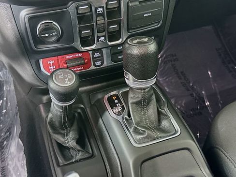 Used 2024 Jeep Wrangler Unlimited Rubicon 4xe AWD/4WD image 17