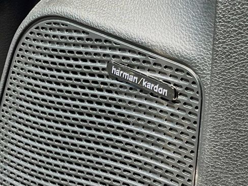 Used 2025 Chrysler Pacifica Pinnacle FWD image 19