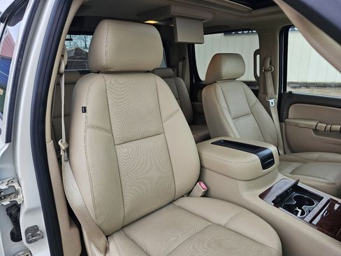 Used 2013 Chevrolet Avalanche LTZ image 16