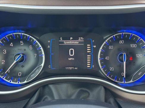 Used 2017 Chrysler Pacifica Touring-L w/ Tire & Wheel Group image 23