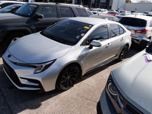 Used 2025 Toyota Corolla SE image 3