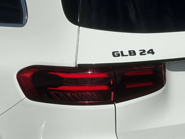 Used 2024 Mercedes-Benz GLB 250 4MATIC image 12