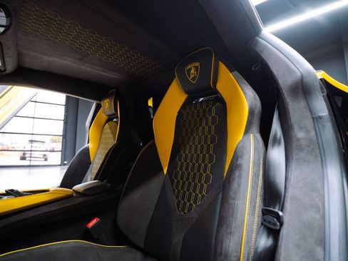 Used 2024 Lamborghini Revuelto AWD/4WD image 34