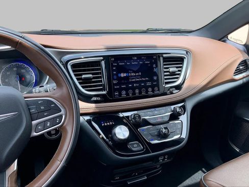 Used 2020 Chrysler Pacifica Limited w/ Advanced Safetytec Group FWD image 7