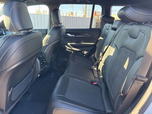New 2025 Jeep Grand Cherokee Altitude image 12