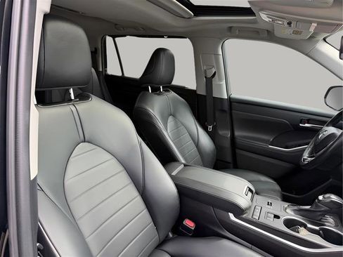 Used 2021 Toyota Highlander XLE image 32