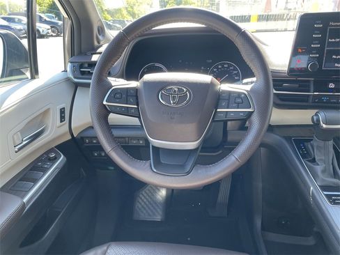Certified 2023 Toyota Sienna Platinum image 16