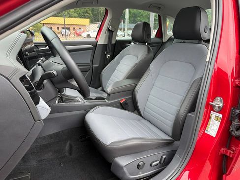 Used 2025 Volkswagen Jetta SE w/ Sunroof Package FWD image 23