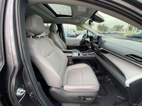 Used 2025 Toyota Sienna XLE image 30