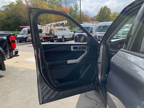 Used 2022 Ford Explorer XLT w/ Equipment Group 202A image 17