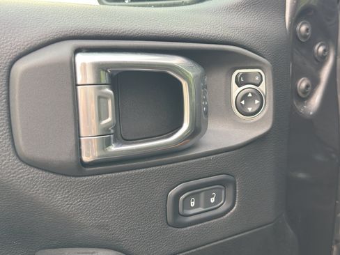 Used 2025 Jeep Wrangler Unlimited Sahara AWD/4WD image 12