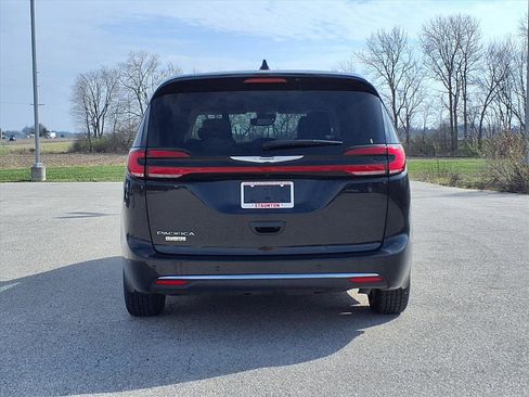 Used 2023 Chrysler Pacifica Touring-L image 5