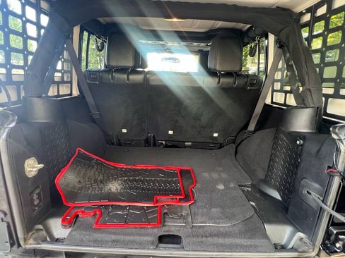 Used 2015 Jeep Wrangler Unlimited Sahara AWD/4WD image 18