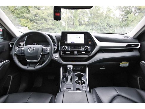 Used 2024 Toyota Highlander XLE FWD image 7