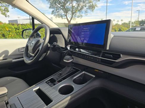 Certified 2025 Toyota Sienna XLE image 10