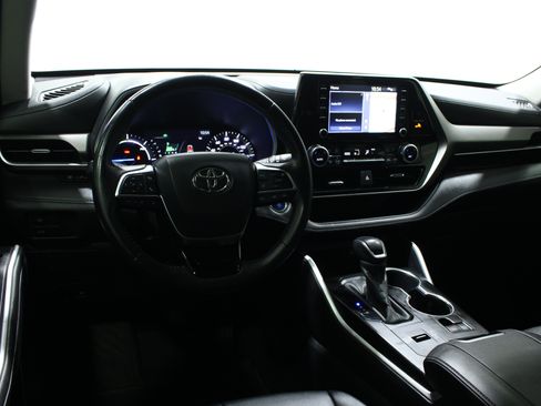 Used 2020 Toyota Highlander XLE AWD/4WD image 2