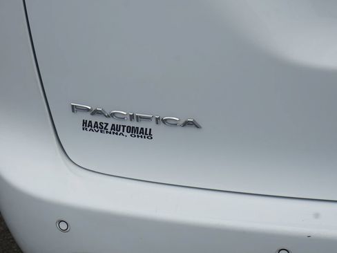Used 2024 Chrysler Pacifica Touring-L FWD image 7