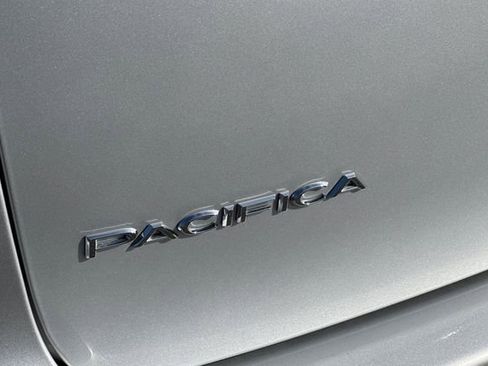 Used 2024 Chrysler Pacifica Touring-L image 52