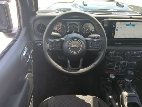 Used 2024 Jeep Gladiator Mojave AWD/4WD image 13