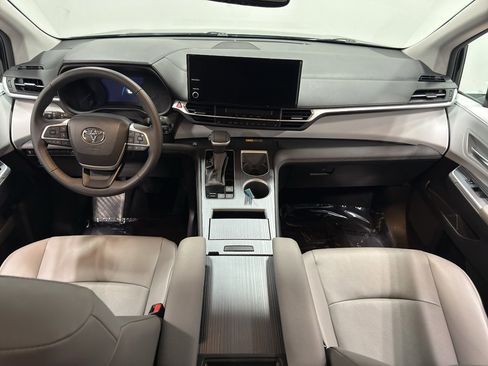 Used 2025 Toyota Sienna XLE image 32