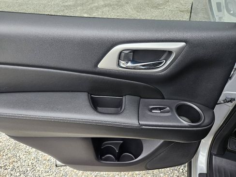Used 2019 Nissan Pathfinder S AWD/4WD image 19
