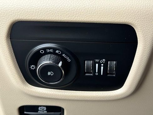Used 2023 Jeep Grand Cherokee Limited w/ Luxury Tech Group II RWD image 44