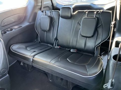 Used 2025 Chrysler Pacifica Limited FWD image 17