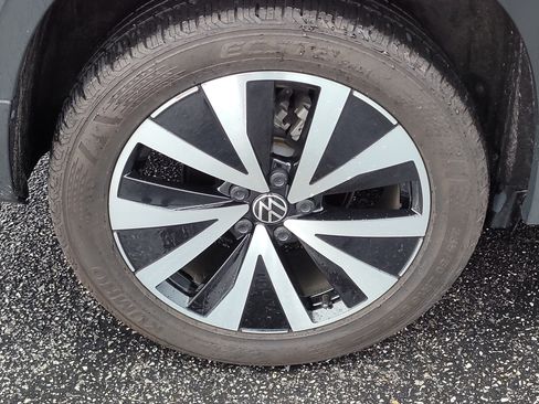 Used 2024 Volkswagen Taos SE w/ Panoramic Sunroof Package FWD image 9