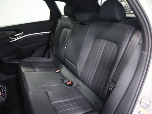 Used 2022 Audi e-tron Premium Plus w/ Premium Plus Package AWD/4WD image 23