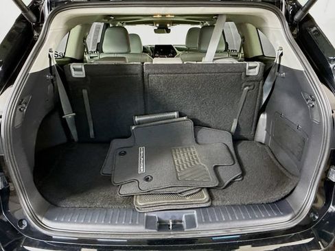 Used 2024 Toyota Highlander XLE FWD image 26
