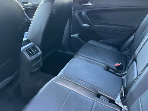 Used 2021 Volkswagen Tiguan SE w/ Panoramic Sunroof Package image 12