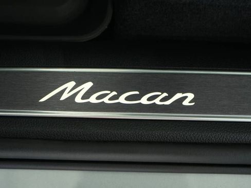 Certified 2024 Porsche Macan image 32