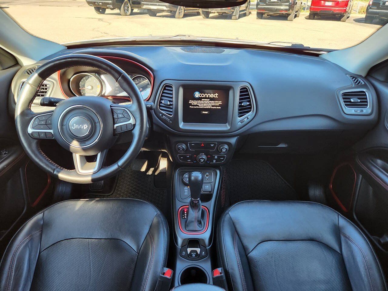 Used 2018 Jeep Compass Trailhawk w/ Leather Interior Group AWD/4WD image 2
