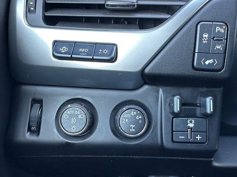 Used 2016 Chevrolet Suburban LTZ image 21