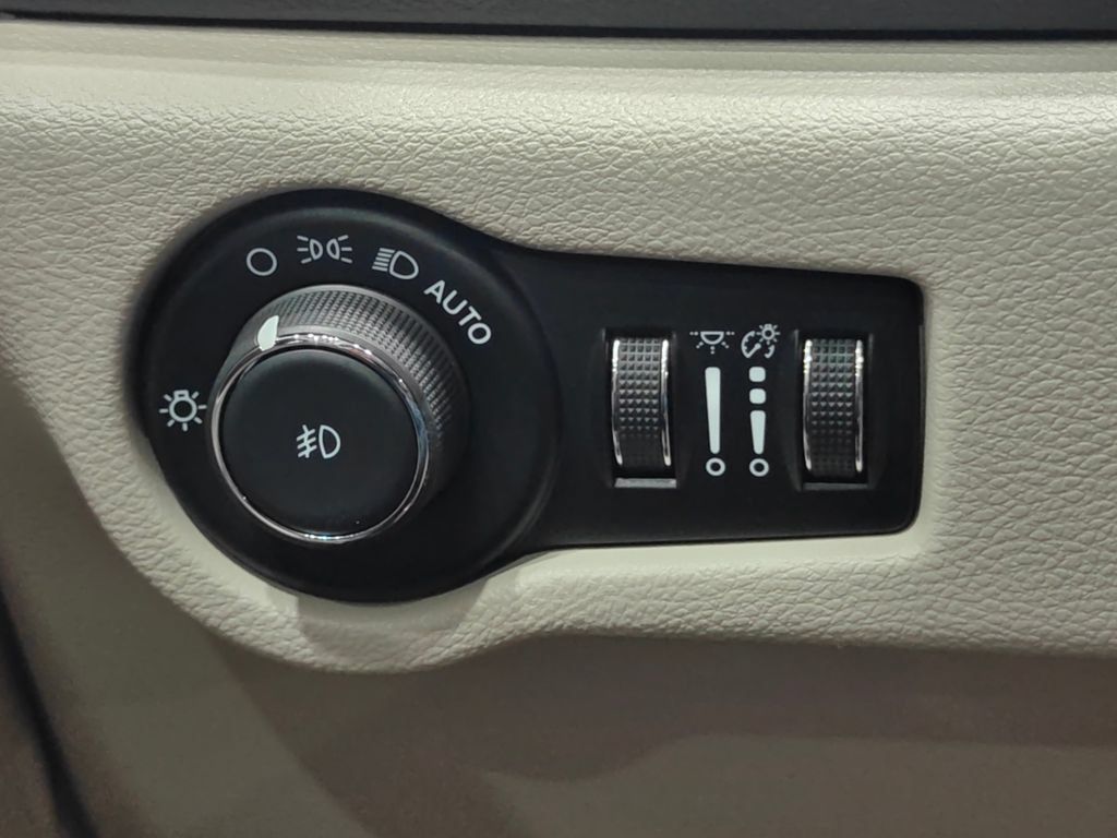 Used 2024 Chrysler Pacifica Touring-L FWD image 48
