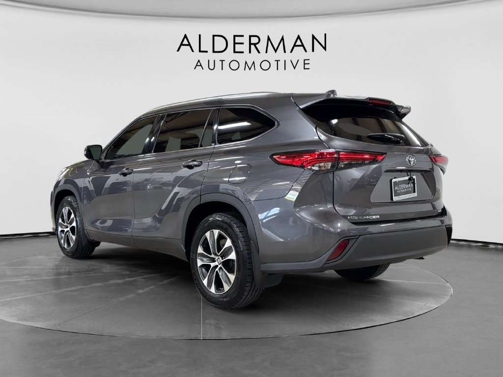 Used 2021 Toyota Highlander XLE FWD image 3