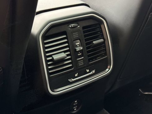 Certified 2023 Porsche Macan image 14