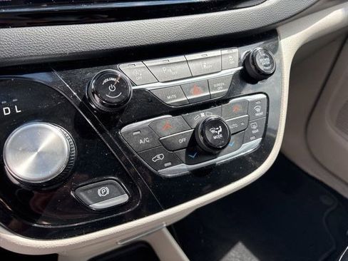 Used 2023 Chrysler Pacifica Touring-L FWD image 24