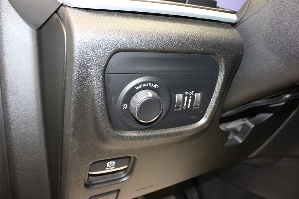 Used 2023 Jeep Grand Cherokee Altitude AWD/4WD image 19