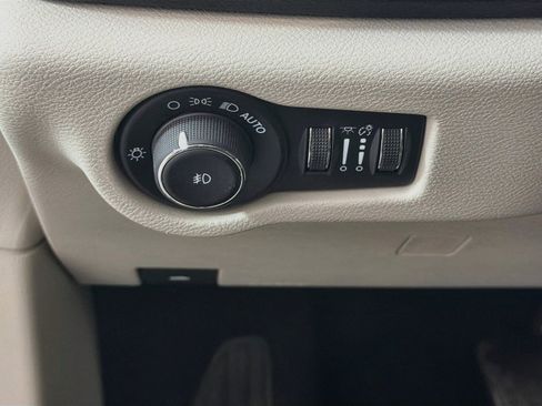 Used 2024 Chrysler Pacifica Touring-L FWD image 16