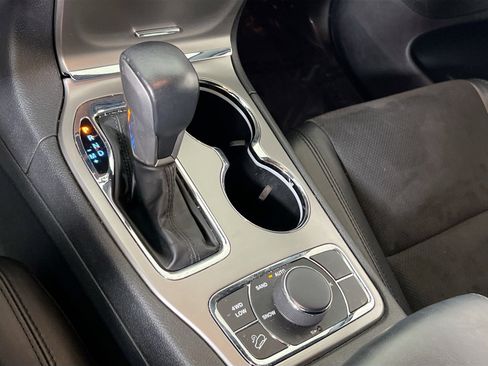 Used 2022 Jeep Grand Cherokee Laredo X image 17