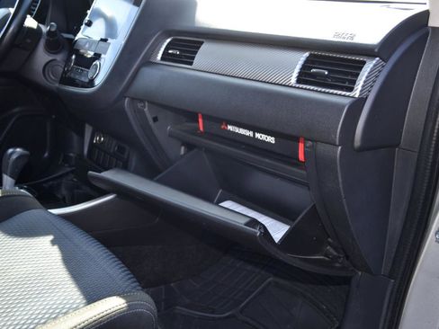 Used 2018 Mitsubishi Outlander SE image 32