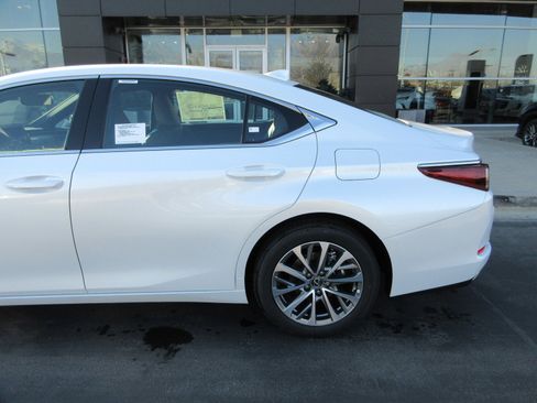 New 2025 Lexus ES 350 image 4