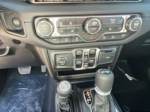 New 2026 Jeep Wrangler Unlimited Sahara AWD/4WD image 29