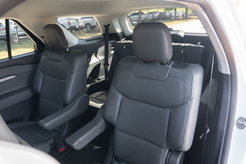 Used 2025 Ford Explorer Active w/ Active Comfort Package RWD image 21