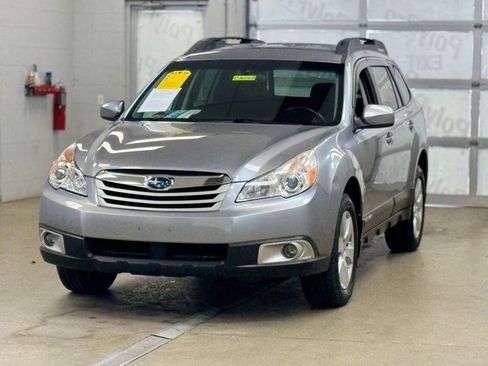 Used 2010 Subaru Outback 2.5i Premium AWD/4WD image 3